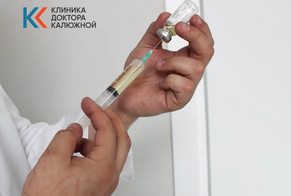 Врач набирает шприц из ампулы для процедуры кодирования от наркомании